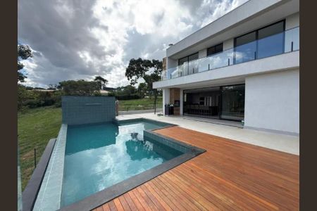 Casa para alugar com 360m², 4 quartos e 5 vagas