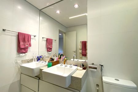 Apartamento à venda com 120m², 4 quartos e 2 vagas Apartamento à venda com 120m², 4 quartos e 2 vagasBanheiro da Suíte 1