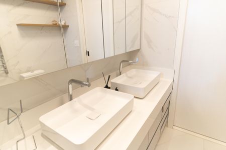 Casa à venda com 400m², 5 quartos e 5 vagasBanheiro da Suíte 1