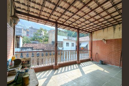 Casa à venda com 154m², 4 quartos e sem vaga Casa à venda com 154m², 4 quartos e sem vagaVaranda