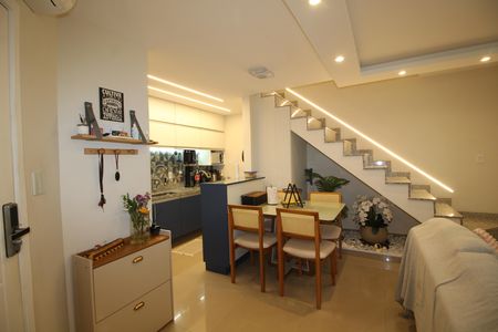 Sala de casa de condomínio à venda com 3 quartos, 142m² em Taquara, Rio de Janeiro
