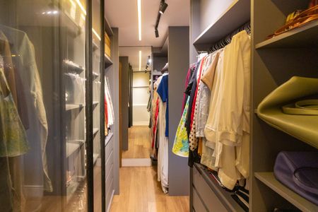 Apartamento à venda com 115m², 2 quartos e 2 vagas Apartamento à venda com 115m², 2 quartos e 2 vagasCloset da suíte