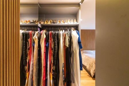 Apartamento à venda com 115m², 2 quartos e 2 vagas Apartamento à venda com 115m², 2 quartos e 2 vagasCloset da suíte