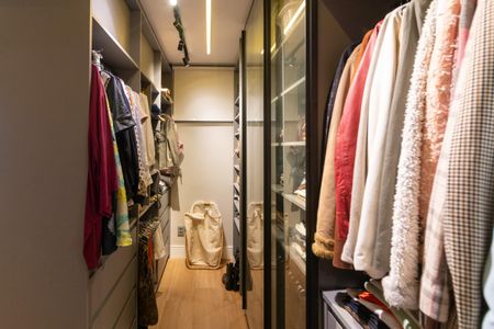Apartamento à venda com 115m², 2 quartos e 2 vagas Apartamento à venda com 115m², 2 quartos e 2 vagasCloset da suíte