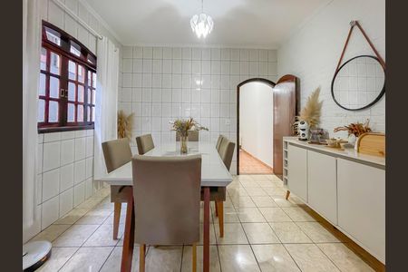 Casa à venda com 180m², 3 quartos e 2 vagas Casa à venda com 180m², 3 quartos e 2 vagasCopa e Cozinha