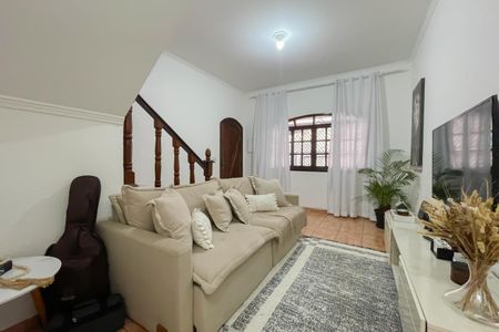 Casa à venda com 180m², 3 quartos e 2 vagas Casa à venda com 180m², 3 quartos e 2 vagasSala