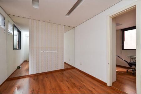 Apartamento à venda com 166m², 3 quartos e 2 vagas Apartamento à venda com 166m², 3 quartos e 2 vagasSuíte