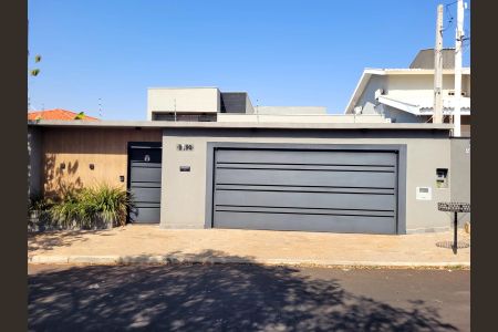 Casa para alugar com 180m², 3 quartos e 4 vagas Casa para alugar com 180m², 3 quartos e 4 vagasFachada
