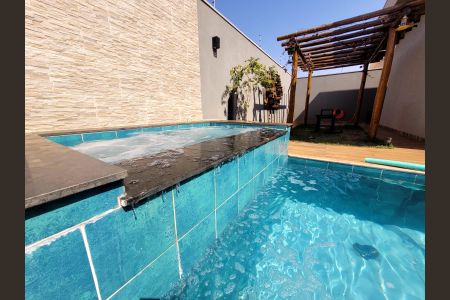 Casa para alugar com 180m², 3 quartos e 4 vagas Casa para alugar com 180m², 3 quartos e 4 vagasPiscina