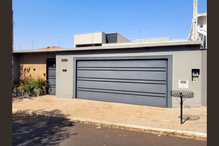 Casa para alugar com 180m², 3 quartos e 4 vagas Casa para alugar com 180m², 3 quartos e 4 vagasFachada