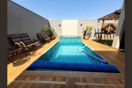 Casa para alugar com 180m², 3 quartos e 4 vagas Casa para alugar com 180m², 3 quartos e 4 vagasPiscina