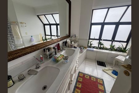 Apartamento à venda com 300m², 4 quartos e 4 vagas Apartamento à venda com 300m², 4 quartos e 4 vagasBanheiro