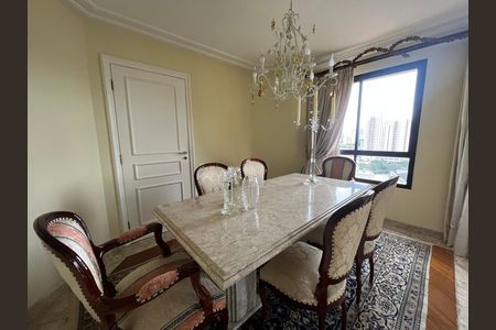 Apartamento à venda com 300m², 4 quartos e 4 vagas Apartamento à venda com 300m², 4 quartos e 4 vagasSala de jantar