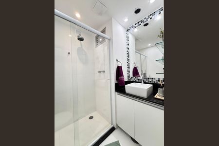 Apartamento para alugar com 70m², 2 quartos e 1 vaga Apartamento para alugar com 70m², 2 quartos e 1 vagaBanheiro da Suíte 1