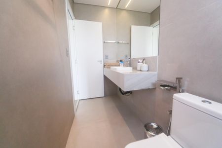 Casa de condomínio à venda com 405m², 4 quartos e 4 vagas Casa de condomínio à venda com 405m², 4 quartos e 4 vagasBanheiro suite 1