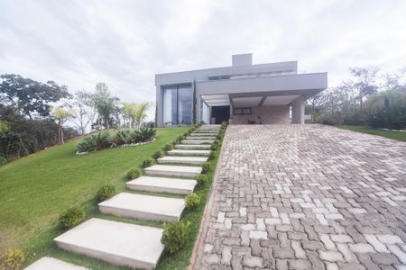 Casa de condomínio à venda com 405m², 4 quartos e 4 vagas Casa de condomínio à venda com 405m², 4 quartos e 4 vagasFachada