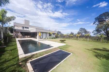 Casa de condomínio à venda com 405m², 4 quartos e 4 vagas Casa de condomínio à venda com 405m², 4 quartos e 4 vagasPiscina