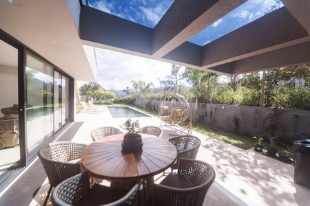 Casa de condomínio à venda com 405m², 4 quartos e 4 vagas Casa de condomínio à venda com 405m², 4 quartos e 4 vagasÁrea gourmet