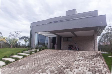 Casa de condomínio à venda com 405m², 4 quartos e 4 vagas Casa de condomínio à venda com 405m², 4 quartos e 4 vagasFachada