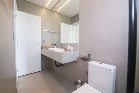 Casa de condomínio à venda com 405m², 4 quartos e 4 vagas Casa de condomínio à venda com 405m², 4 quartos e 4 vagasBanheiro suite 1