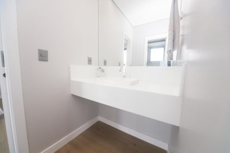 Casa de condomínio à venda com 405m², 4 quartos e 4 vagas Casa de condomínio à venda com 405m², 4 quartos e 4 vagasBanheiro semi suite 1 e 2
