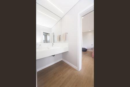 Casa de condomínio à venda com 405m², 4 quartos e 4 vagas Casa de condomínio à venda com 405m², 4 quartos e 4 vagasBanheiro semi suite 1 e 2