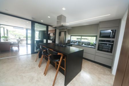 Casa de condomínio à venda com 405m², 4 quartos e 4 vagas Casa de condomínio à venda com 405m², 4 quartos e 4 vagasCozinha