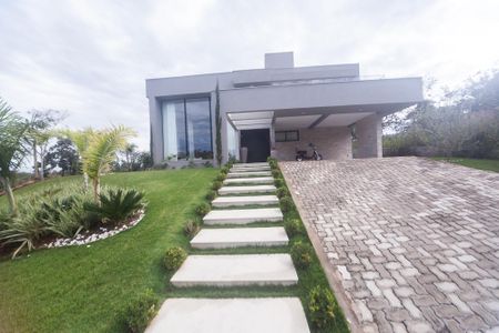 Casa de condomínio à venda com 405m², 4 quartos e 4 vagas Casa de condomínio à venda com 405m², 4 quartos e 4 vagasFachada