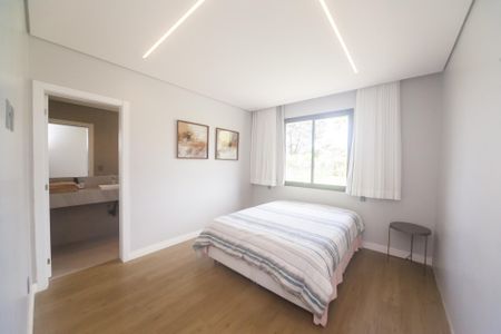 Casa de condomínio à venda com 405m², 4 quartos e 4 vagas Casa de condomínio à venda com 405m², 4 quartos e 4 vagassuite 1