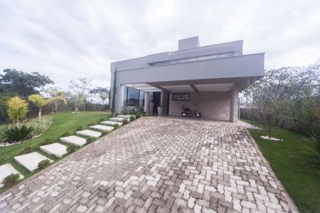 Casa de condomínio à venda com 405m², 4 quartos e 4 vagas Casa de condomínio à venda com 405m², 4 quartos e 4 vagasFachada