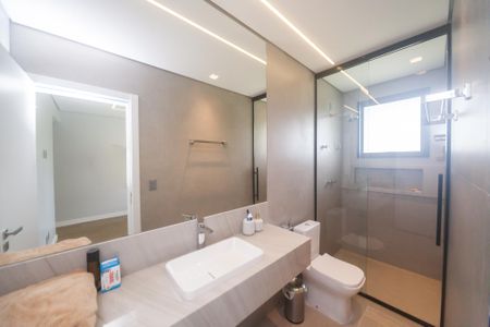 Casa de condomínio à venda com 405m², 4 quartos e 4 vagas Casa de condomínio à venda com 405m², 4 quartos e 4 vagasBanheiro suite 1