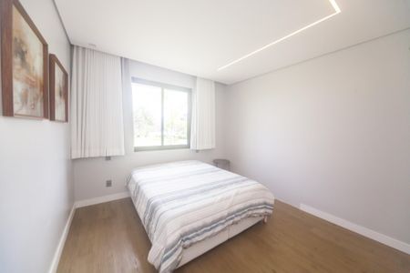 Casa de condomínio à venda com 405m², 4 quartos e 4 vagas Casa de condomínio à venda com 405m², 4 quartos e 4 vagassuite 1