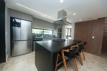 Casa de condomínio à venda com 405m², 4 quartos e 4 vagas Casa de condomínio à venda com 405m², 4 quartos e 4 vagasCozinha