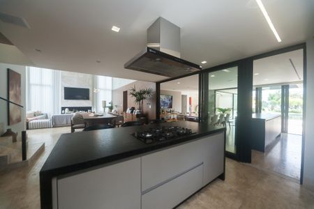 Casa de condomínio à venda com 405m², 4 quartos e 4 vagas Casa de condomínio à venda com 405m², 4 quartos e 4 vagasCozinha