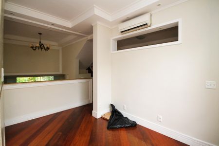 Sala Lareira de casa de condomínio para alugar com 5 quartos, 300m² em Jardim Sao Vicente, Cotia
