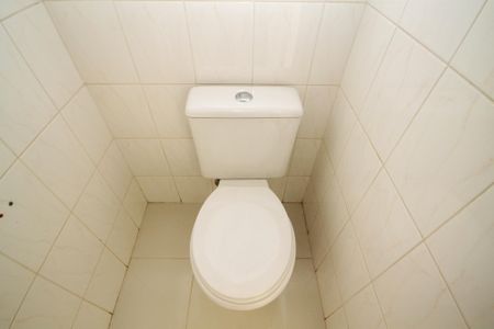 Casa de condomínio para alugar com 300m², 5 quartos e 4 vagas Casa de condomínio para alugar com 300m², 5 quartos e 4 vagasBanheiro de Serviço