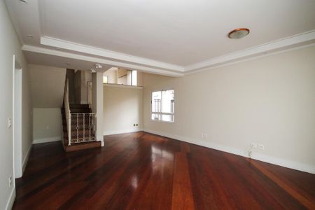 Casa de condomínio para alugar com 300m², 5 quartos e 4 vagas Casa de condomínio para alugar com 300m², 5 quartos e 4 vagasSala Principal