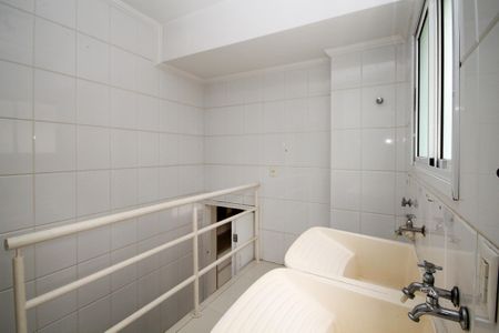 Casa de condomínio para alugar com 300m², 5 quartos e 4 vagas Casa de condomínio para alugar com 300m², 5 quartos e 4 vagasLavanderia
