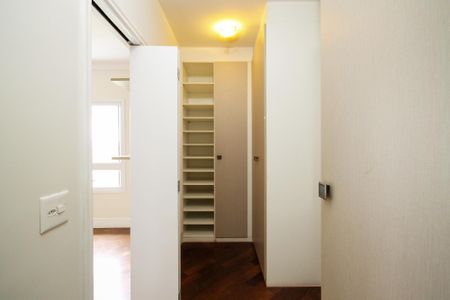 Casa de condomínio para alugar com 300m², 5 quartos e 4 vagas Casa de condomínio para alugar com 300m², 5 quartos e 4 vagasCloset Suíte 2