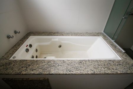 Casa de condomínio para alugar com 300m², 5 quartos e 4 vagas Casa de condomínio para alugar com 300m², 5 quartos e 4 vagasBanheiro Suíte 2