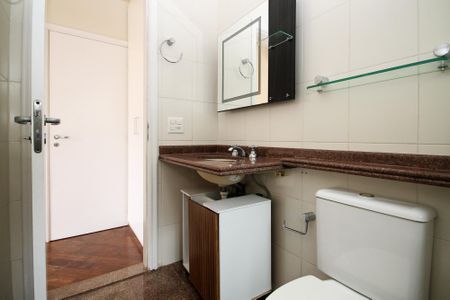 Casa de condomínio para alugar com 300m², 5 quartos e 4 vagas Casa de condomínio para alugar com 300m², 5 quartos e 4 vagasBanheiro Suíte 4