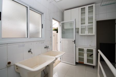 Casa de condomínio para alugar com 300m², 5 quartos e 4 vagas Casa de condomínio para alugar com 300m², 5 quartos e 4 vagasLavanderia