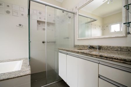 Casa de condomínio para alugar com 300m², 5 quartos e 4 vagas Casa de condomínio para alugar com 300m², 5 quartos e 4 vagasBanheiro Suíte 2