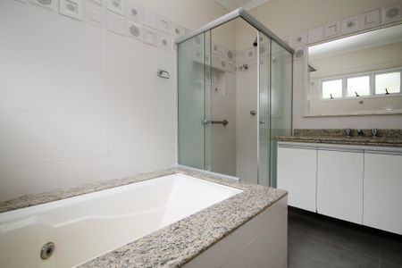 Casa de condomínio para alugar com 300m², 5 quartos e 4 vagas Casa de condomínio para alugar com 300m², 5 quartos e 4 vagasBanheiro Suíte 2