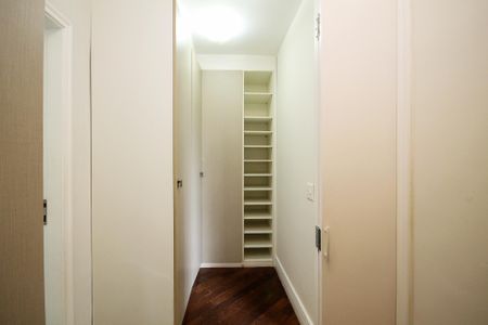Casa de condomínio para alugar com 300m², 5 quartos e 4 vagas Casa de condomínio para alugar com 300m², 5 quartos e 4 vagasCloset Suíte 2