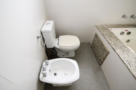 Casa de condomínio para alugar com 300m², 5 quartos e 4 vagas Casa de condomínio para alugar com 300m², 5 quartos e 4 vagasBanheiro Suíte 2