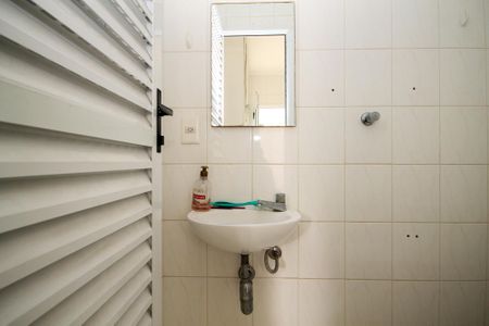Casa de condomínio para alugar com 300m², 5 quartos e 4 vagas Casa de condomínio para alugar com 300m², 5 quartos e 4 vagasBanheiro de Serviço