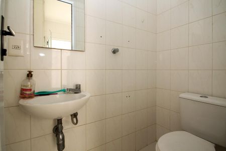 Casa de condomínio para alugar com 300m², 5 quartos e 4 vagas Casa de condomínio para alugar com 300m², 5 quartos e 4 vagasBanheiro de Serviço