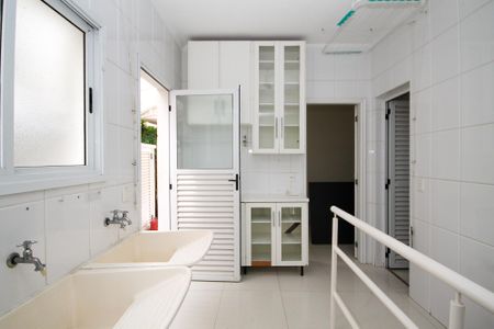 Casa de condomínio para alugar com 300m², 5 quartos e 4 vagas Casa de condomínio para alugar com 300m², 5 quartos e 4 vagasLavanderia