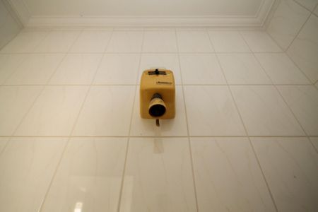 Casa de condomínio para alugar com 300m², 5 quartos e 4 vagas Casa de condomínio para alugar com 300m², 5 quartos e 4 vagasBanheiro de Serviço